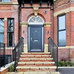 Free Parking - Cosy 2-Br Flat Near Salford Royal