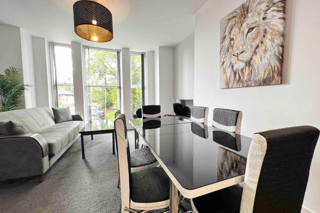 Free Parking - Cosy 2-br Flat Near Salford Royal Apartment *