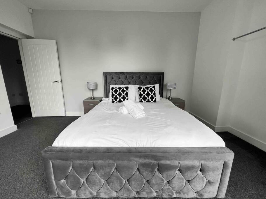 Free Parking - Cosy 2-br Flat Near Salford Royal Apartment