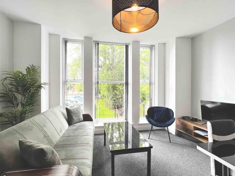 Apartment Free Parking - Cosy 2-br Flat Near Salford Royal