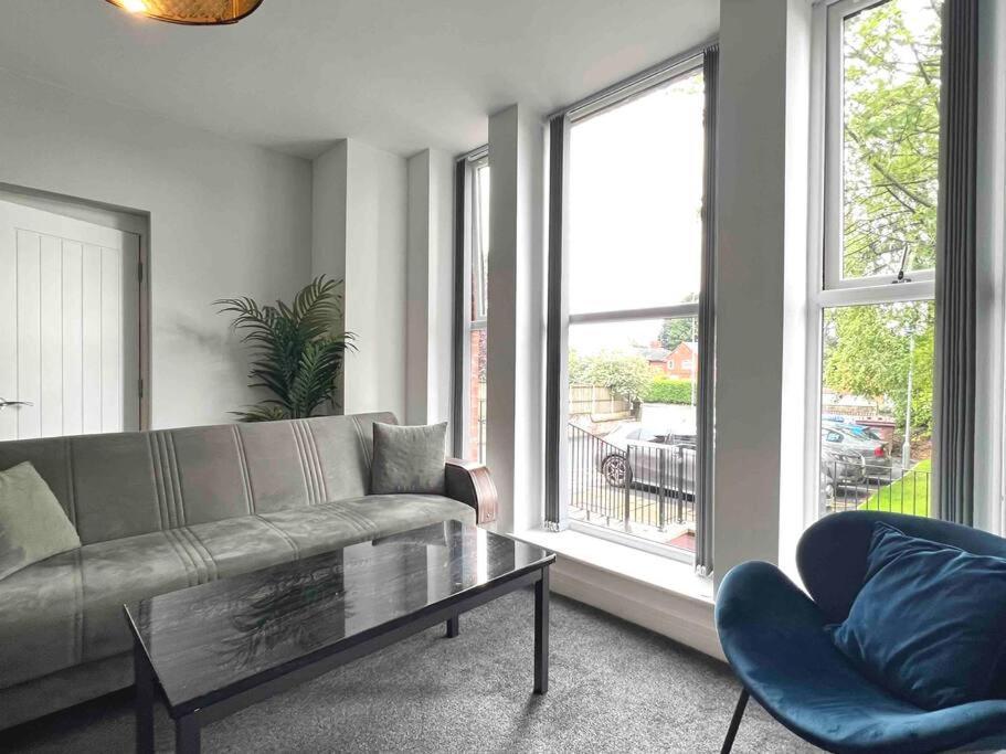 Free Parking - Cosy 2-br Flat Near Salford Royal Apartment Manchester