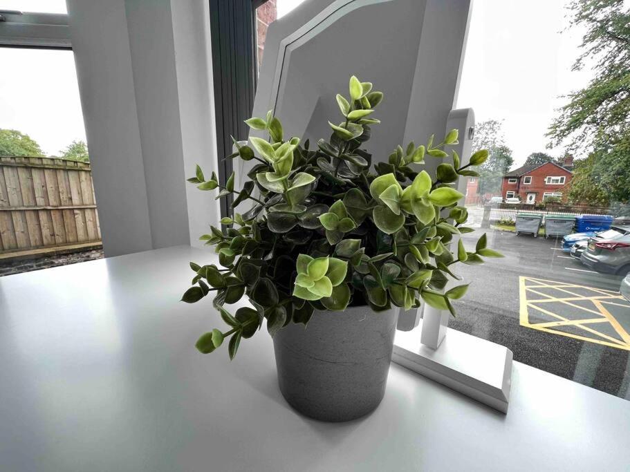 Apartment Free Parking - Cosy 2-br Flat Near Salford Royal Manchester