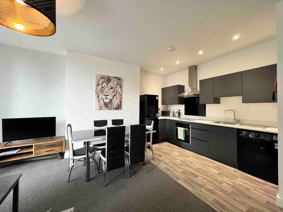 Apartment Free Parking - Cosy 2-br Flat Near Salford Royal *