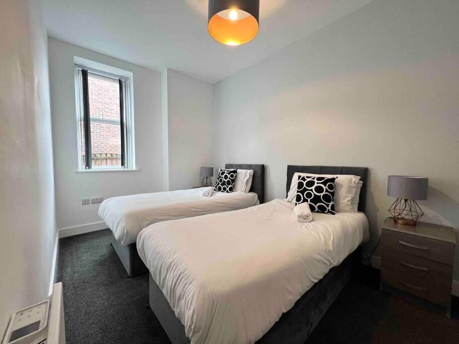 Free Parking - Cosy 2-br Flat Near Salford Royal Apartment Manchester