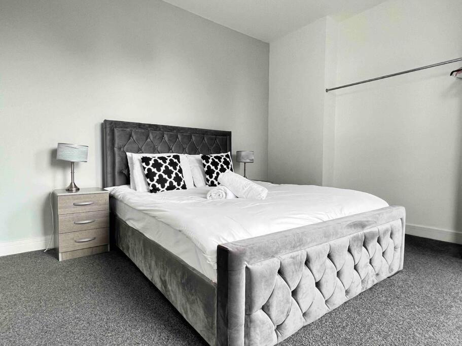 Apartment Free Parking - Cosy 2-br Flat Near Salford Royal