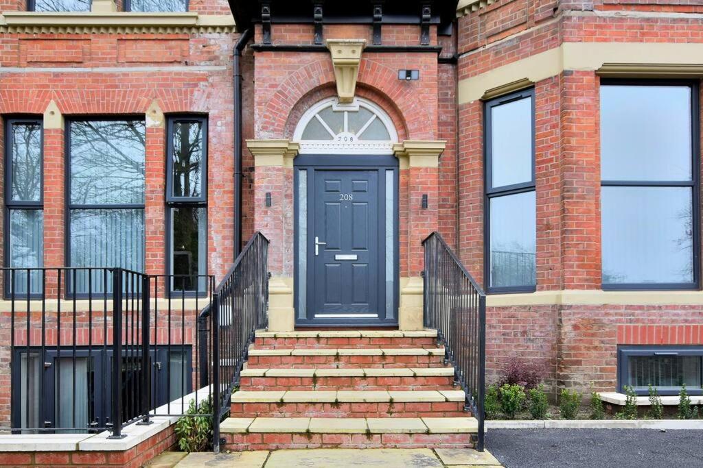 Free Parking - Cosy 2-br Flat Near Salford Royal Apartment